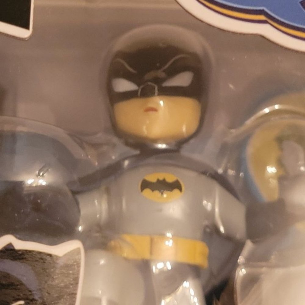 2015 CLASSIC T.V. SERIES BATMAN, ACTION STATUE, MINT IN THE BOX!!! - Picture 2 of 3